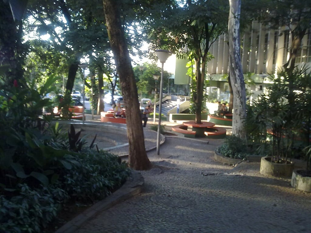 Campus do CEFET-MG em Belo Horizonte com estudantes em circulação