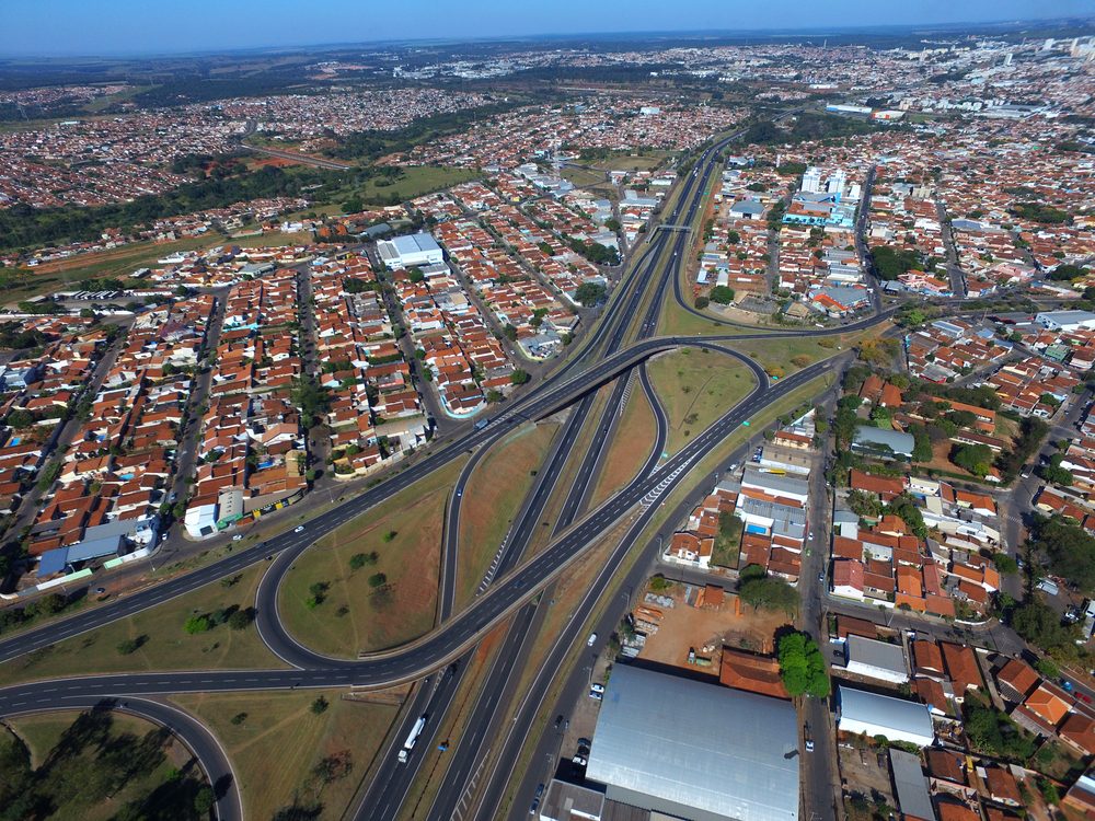 Vista aérea de Bauru (SP) com trevo rodoviário e bairros residenciais