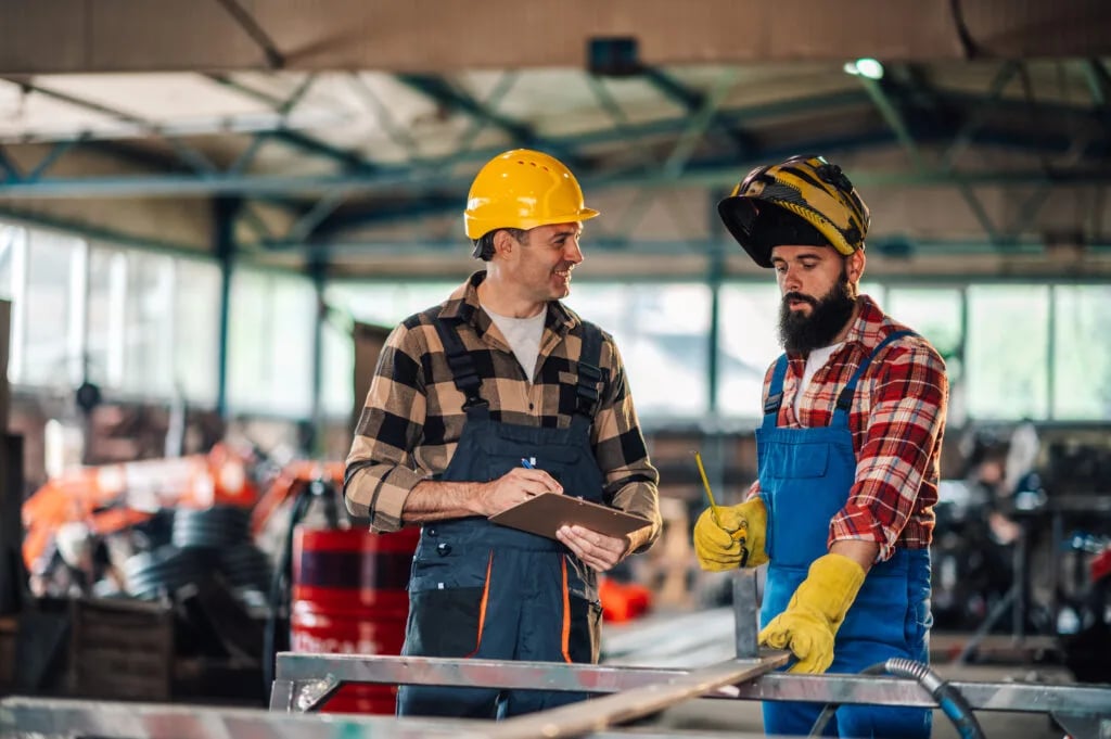 Profissionais de segurança do trabalho em inspeção de área industrial