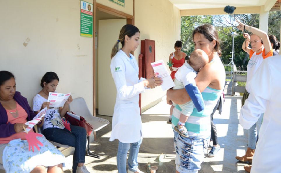 Profissionais da Saúde da Família em atendimento comunitário