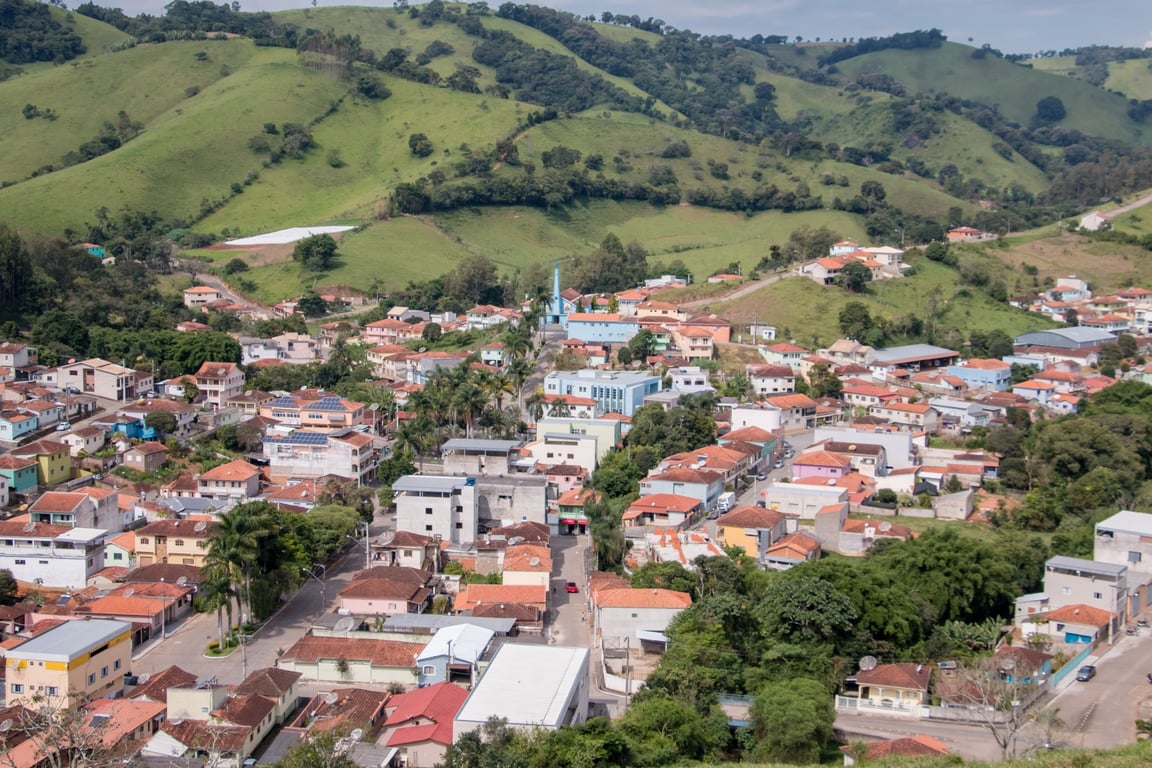 Vista aérea de Tocos do Moji, no Sul de Minas, com montanhas ao fundo