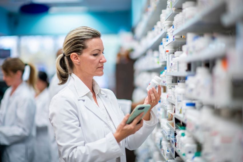 Ambiente de almoxarifado hospitalar com prateleiras de suprimentos