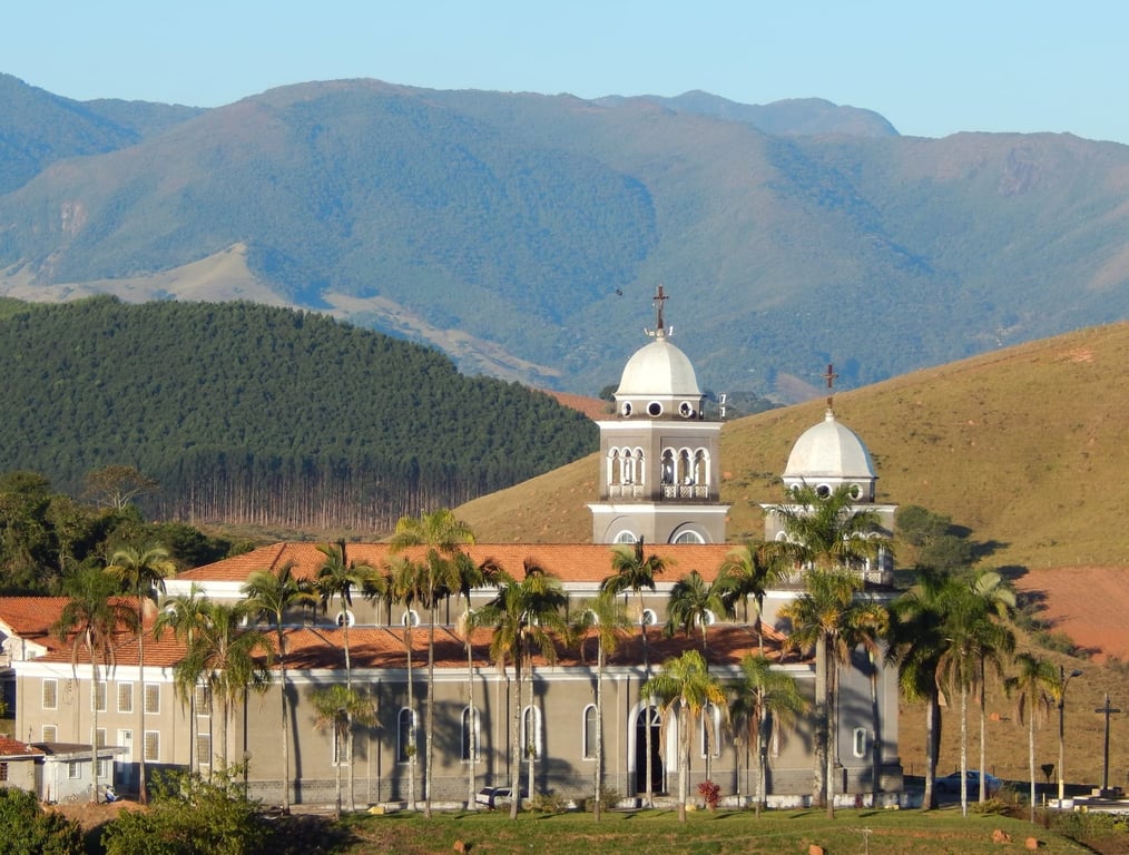 Centro urbano no Sul de Minas, igreja e casario com montanhas ao fundo