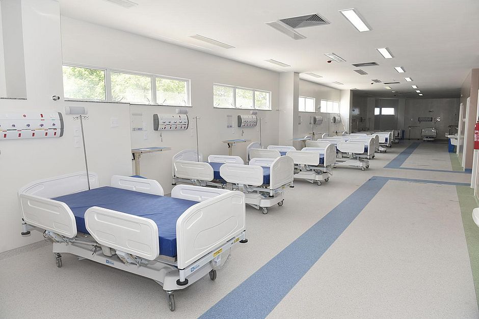 Ambiente hospitalar público, leitos e equipe de enfermagem