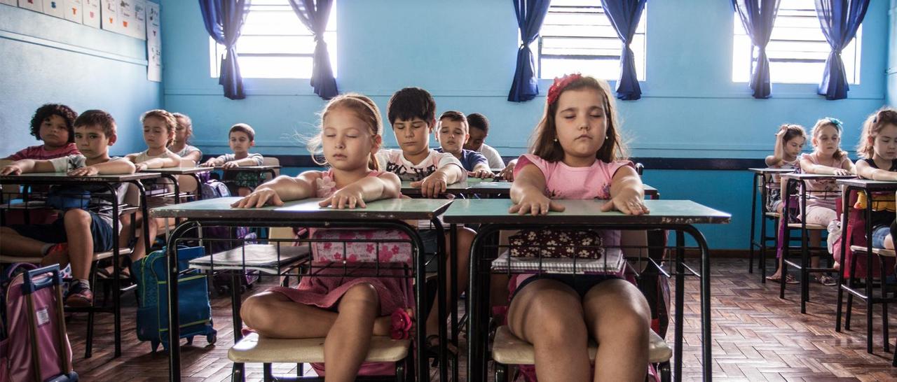 Sala de aula de escola pública, ambiente iluminado
