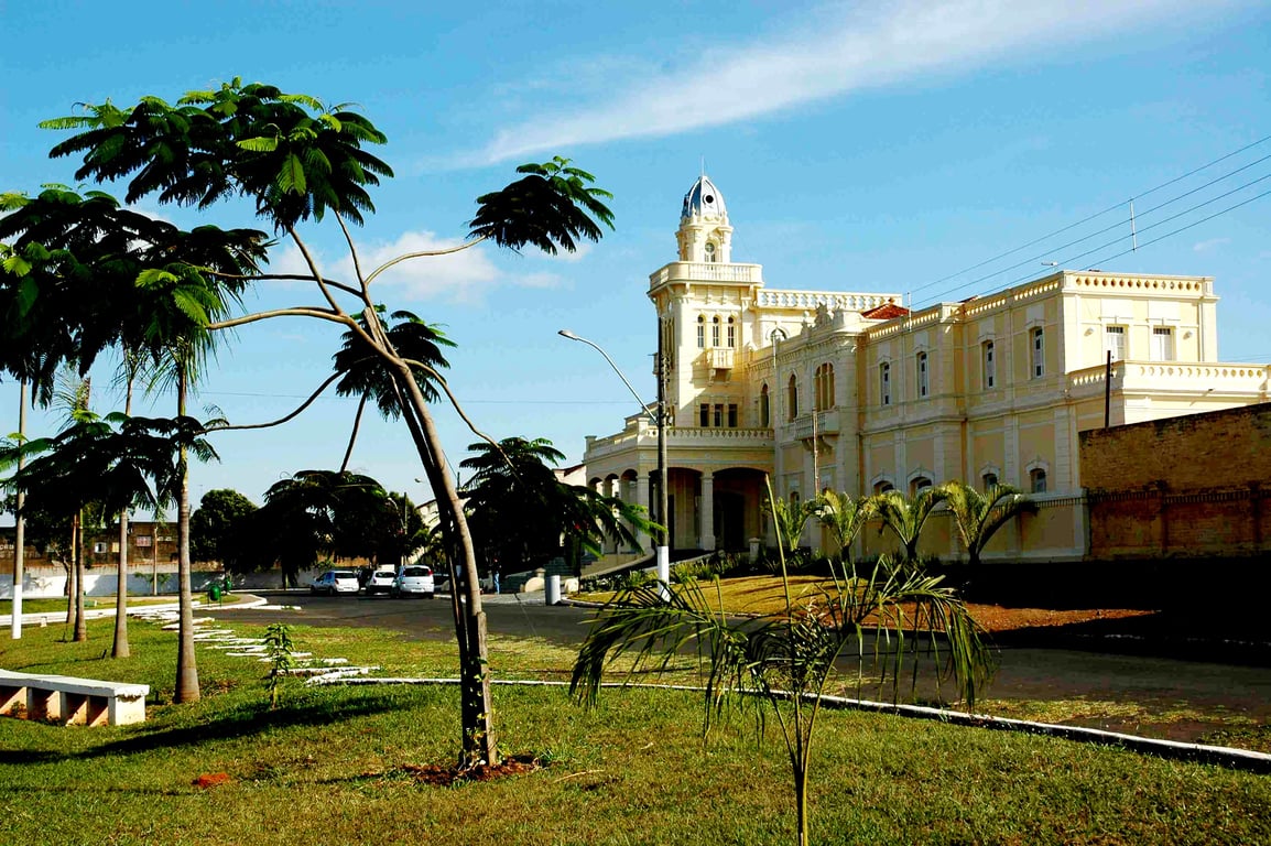 Arquitetura e paisagem urbana em Araxá MG ao entardecer