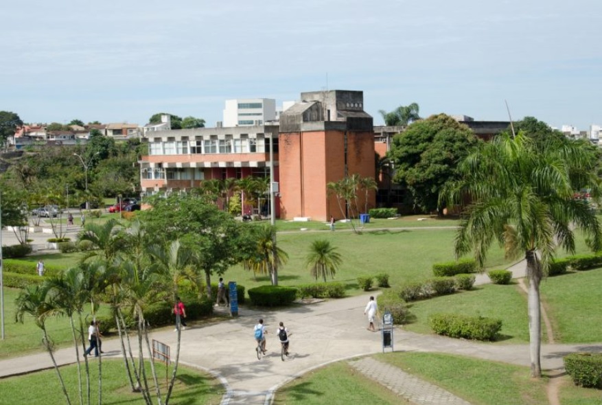 Campus da UFES em Vitória, com prédios e áreas verdes