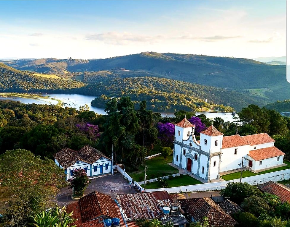 Vista aérea de Itabirito ao pôr do sol