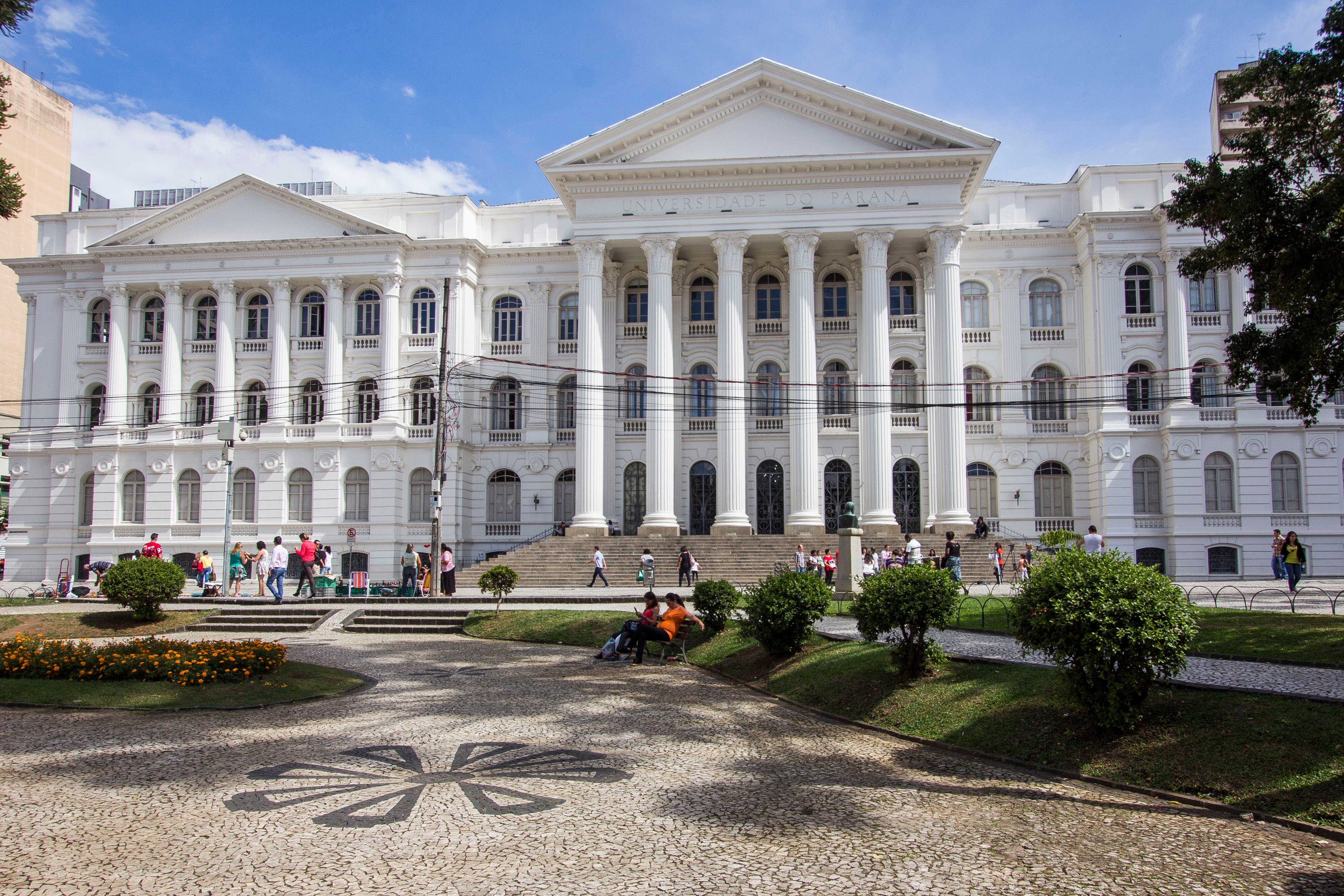 É uma imagem do post com o título Universidade Federal do Paraná retifica concurso e atualiza exigência de titulação