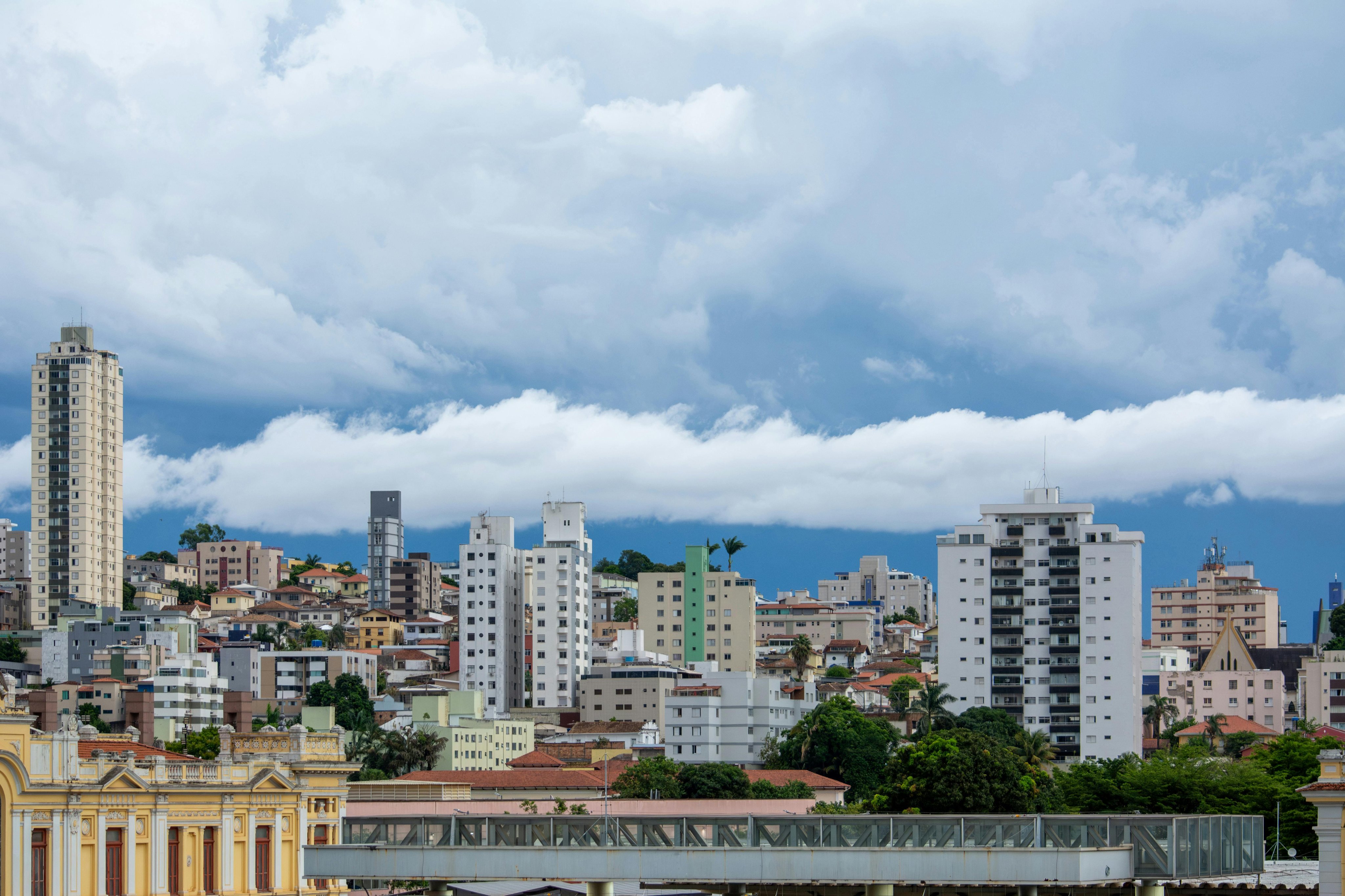Vista panorâmica do centro de Belo Horizonte com a Serra do Curral ao fundo
