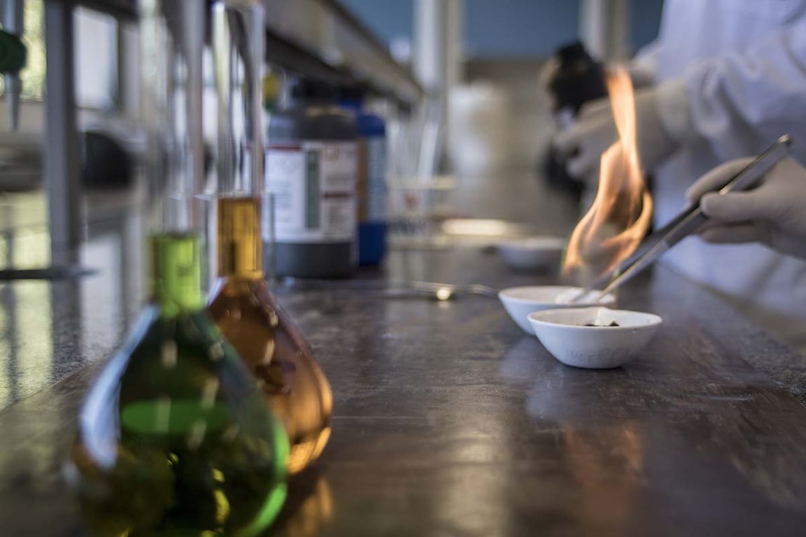 Laboratório acadêmico com vidrarias e ambiente de pesquisa em química (ilustração)