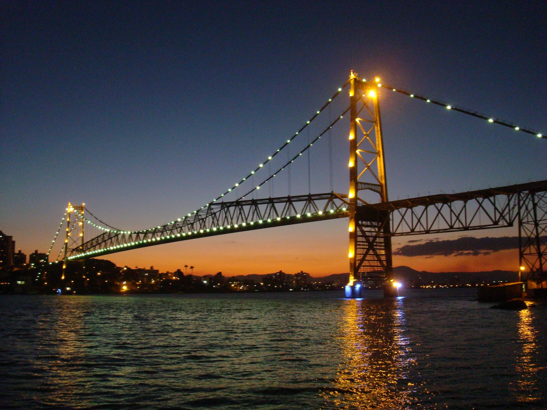 Ponte Hercílio Luz ao entardecer em Florianópolis