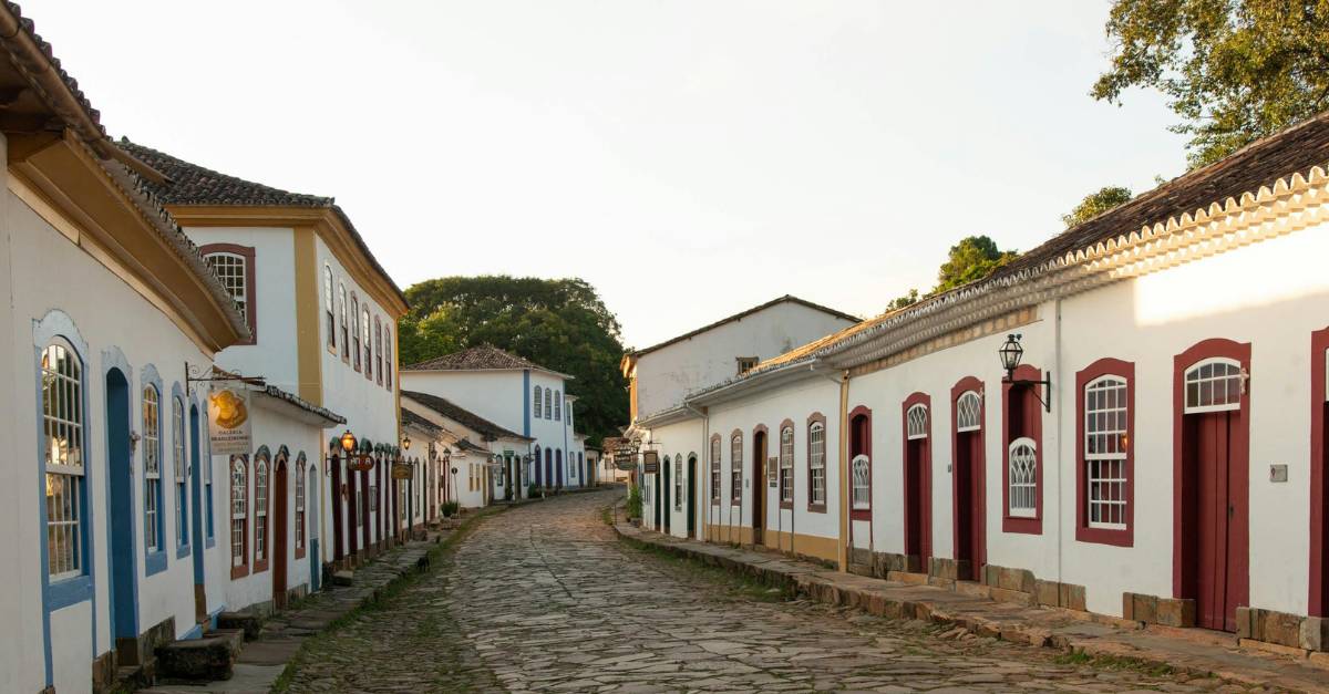 Vista urbana no interior de Minas Gerais ao entardecer