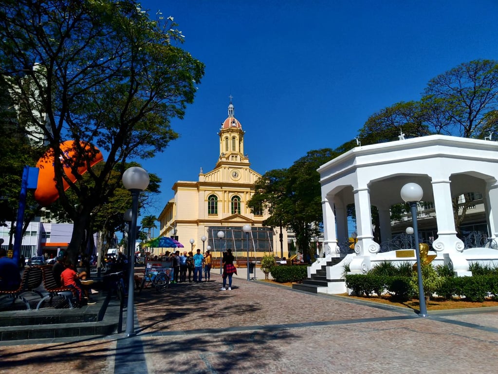 Praça dos Exageros, em Itu SP, com pessoas caminhando em um dia claro