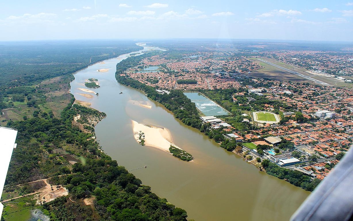 Vista do rio Parnaíba e área urbana em Miguel Alves PI