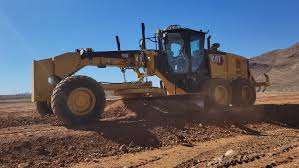 Motoniveladora realizando manutenção de estrada vicinal