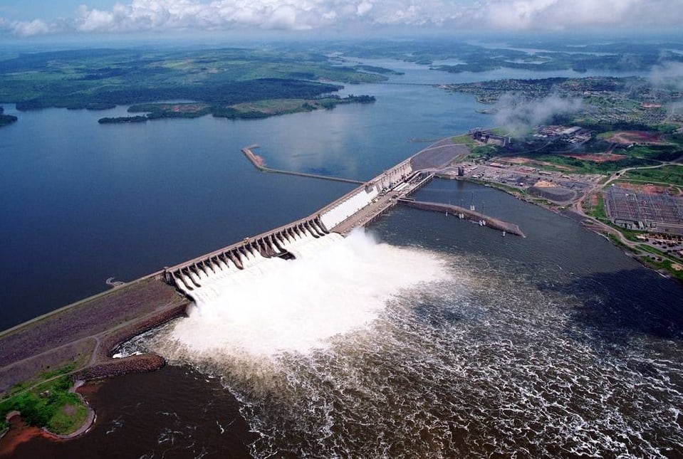 Barragem de Tucuruí no Rio Tocantins, vista aérea em dia ensolarado