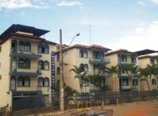 Cena urbana em Viçosa (MG), com edificações e vegetação