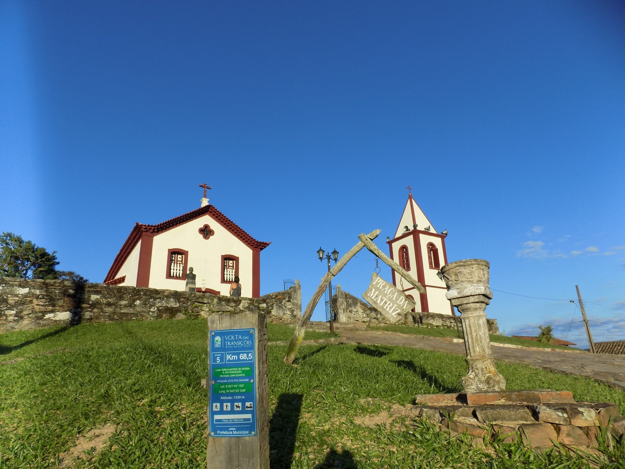 Praça e arquitetura típica no interior de Minas Gerais