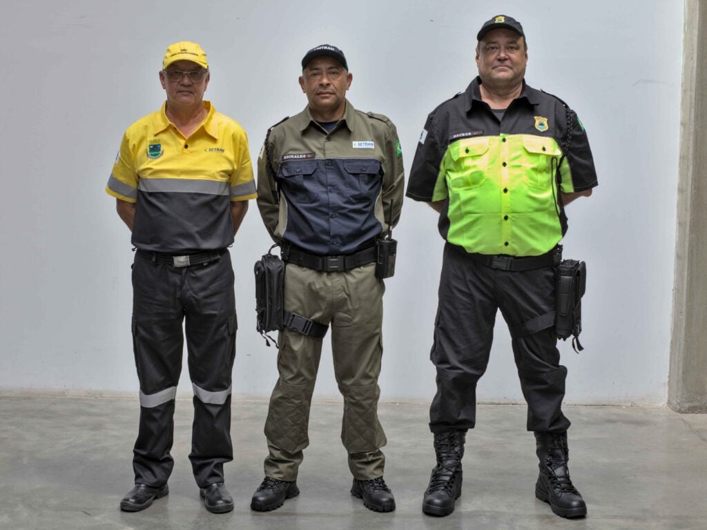 Sinalização viária e agentes de trânsito (imagem ilustrativa, não referente ao município do concurso)
