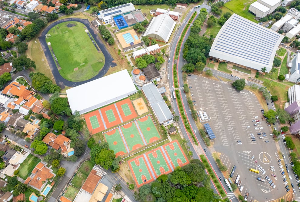 Vista aérea do campus da Unicamp, com áreas verdes e prédios acadêmicos