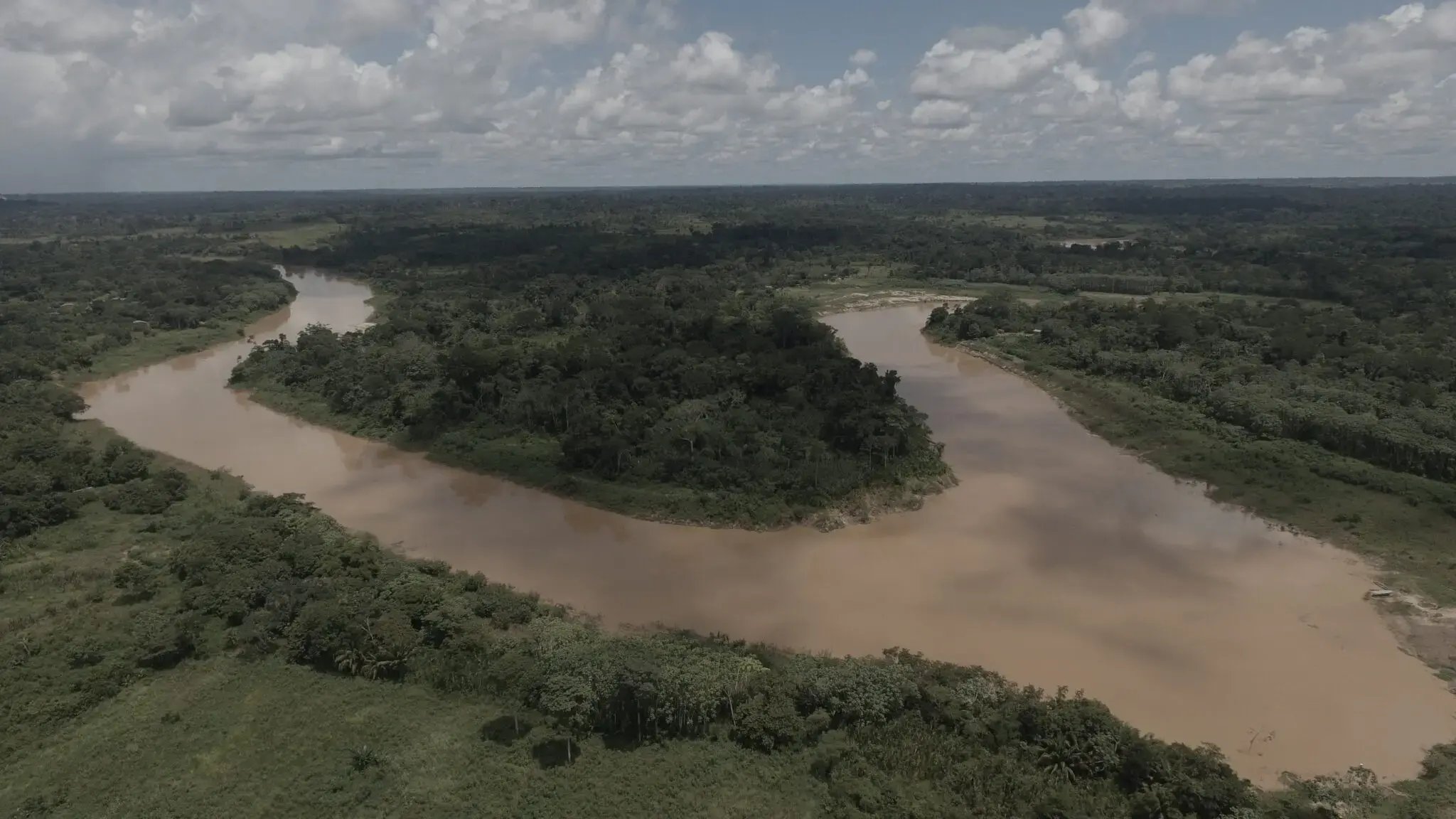 Paisagem ribeirinha amazônica com rio e floresta, contexto típico do Acre