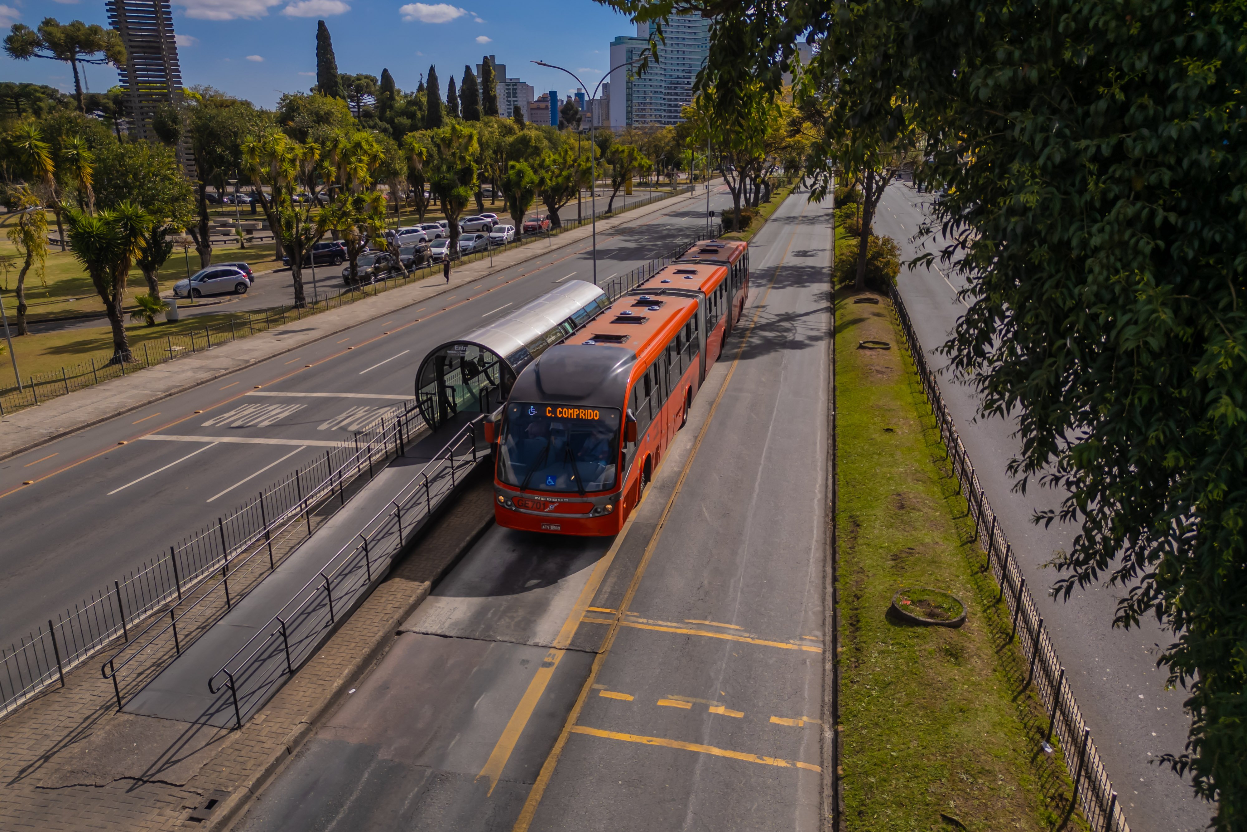 Corredor de ônibus com estação-tubo em Curitiba; pista exclusiva do BRT