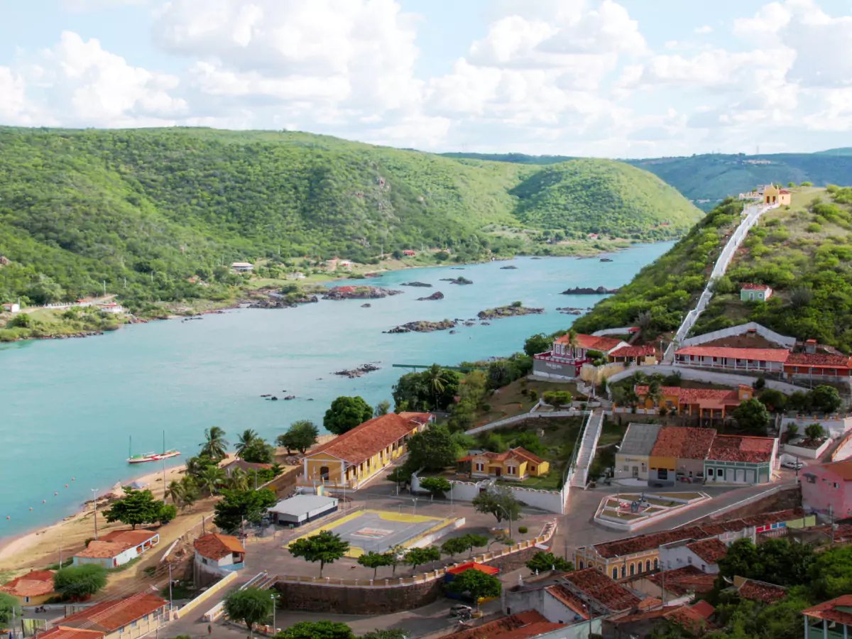 Vista panorâmica de Pirapora MG, com o Rio São Francisco e a ponte ferroviária ao entardecer