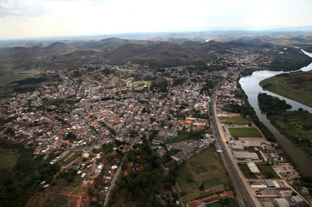Vista aérea de Pinheiral RJ, com áreas urbanas e vegetação ao redor, em dia claro