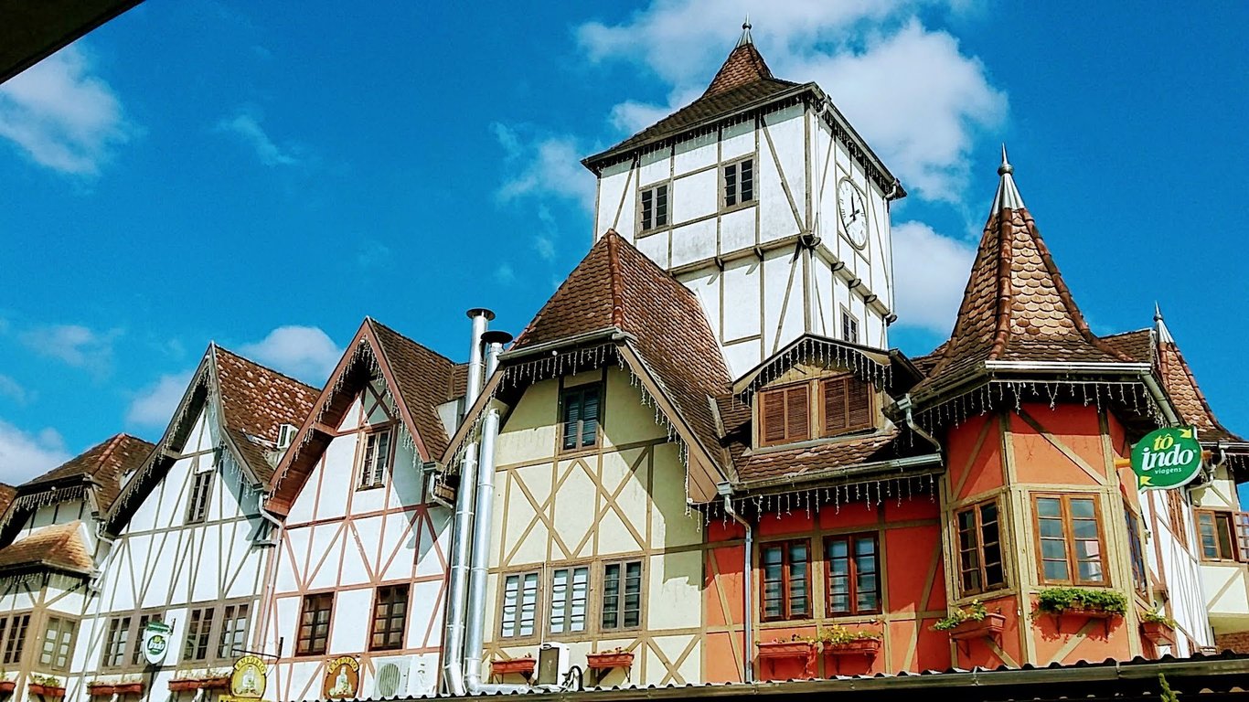 Arquitetura e casario em centro urbano de cidade do interior, céu azul e edifícios históricos