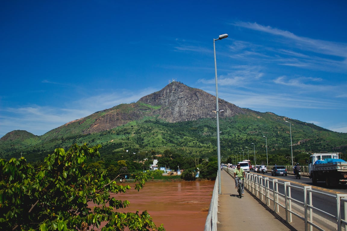 Paisagem do Triângulo Mineiro ao entardecer, com rodovia e relevo característico