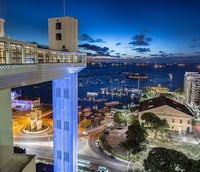 Vista aérea de Salvador BA, com o Elevador Lacerda e a Baía de Todos-os-Santos ao fundo