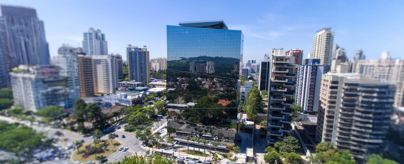 Skyline de Alphaville ao entardecer, com prédios comerciais modernos e áreas arborizadas