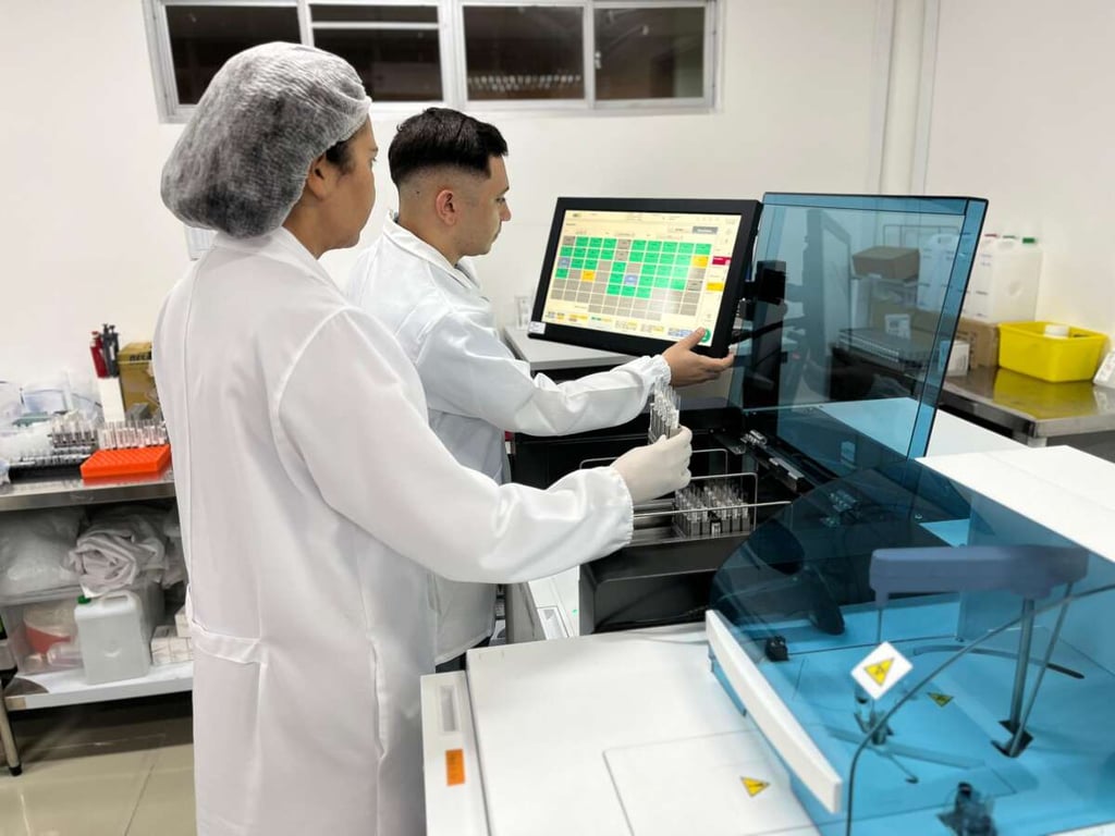 Profissionais de laboratório em atividade, manipulando amostras e equipamentos