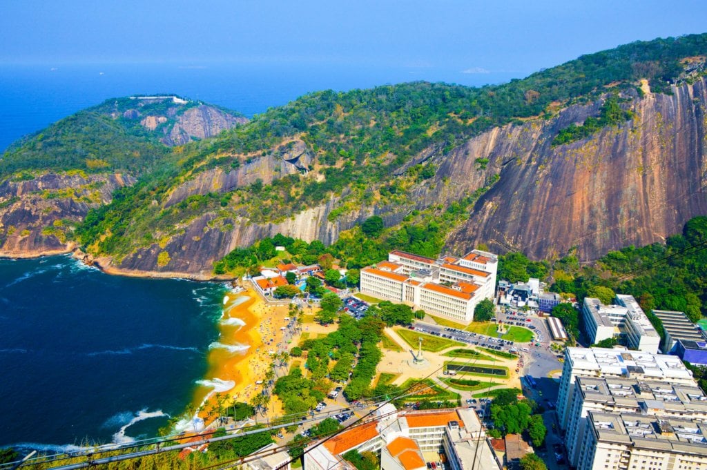 Vista da Baía de Guanabara e Morro da Urca, no Rio de Janeiro, principal polo de ensino e pesquisa naval do país