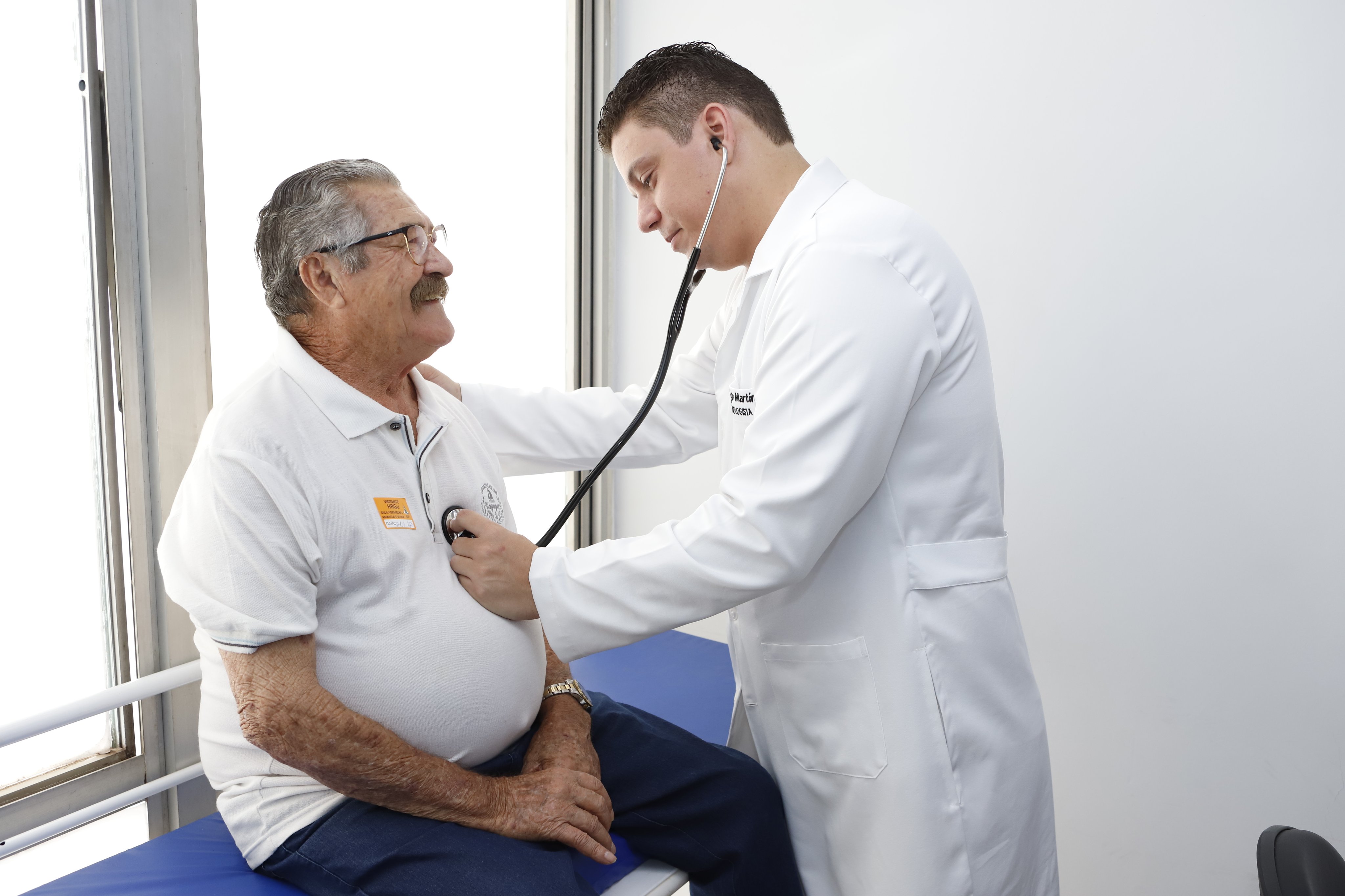 Profissional de saúde em atendimento em consultório de clínica ou UBS