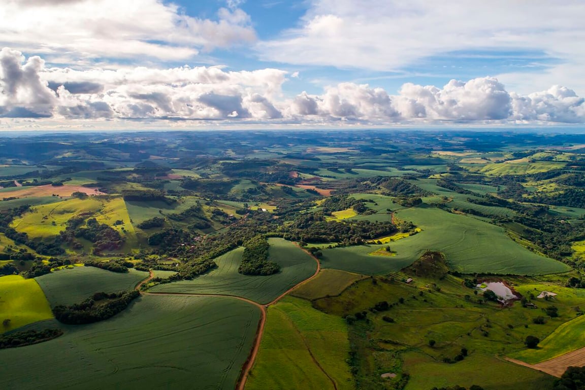 Paisagem do Sudoeste do Paraná, com áreas de cultivo e relevo ondulado