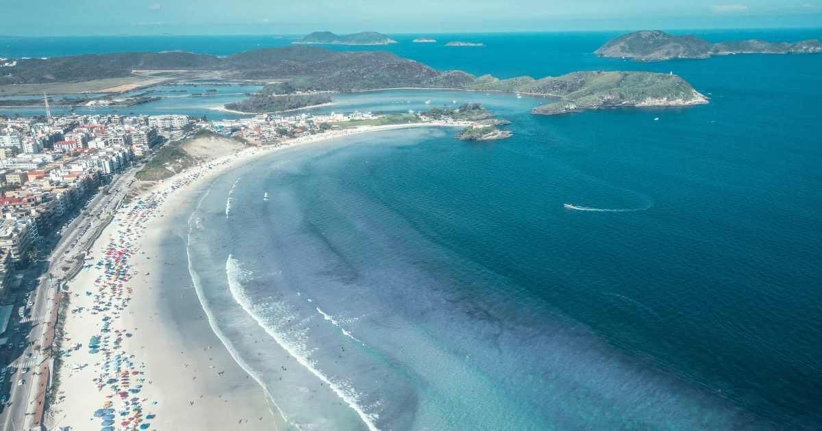 Praia do Forte em Cabo Frio, vista panorâmica ao entardecer, mar azul e faixa de areia branca