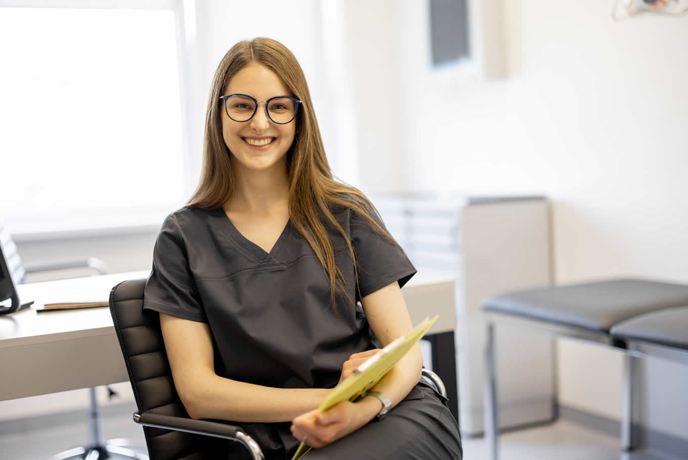 Atendimento psicológico em serviço público, com profissional e usuária em conversa