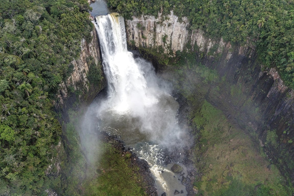 Paisagem do Vale do Ivaí, com áreas naturais e queda d’água, vista panorâmica horizontal