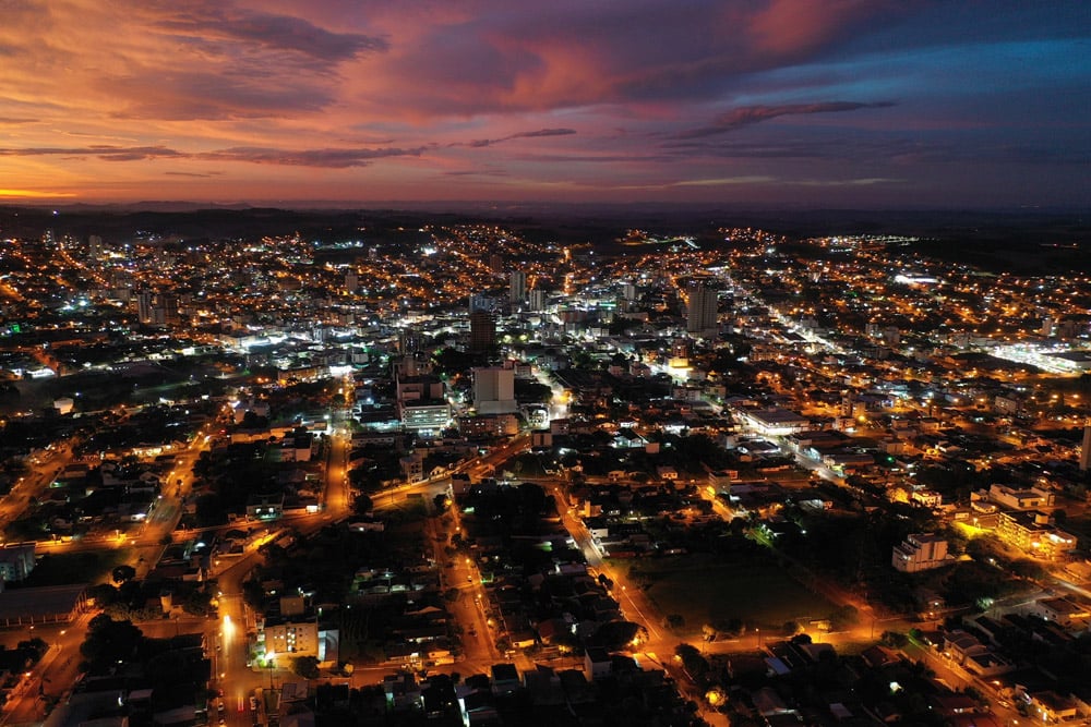 Vista aérea de Xanxerê (SC) ao entardecer, imagem horizontal