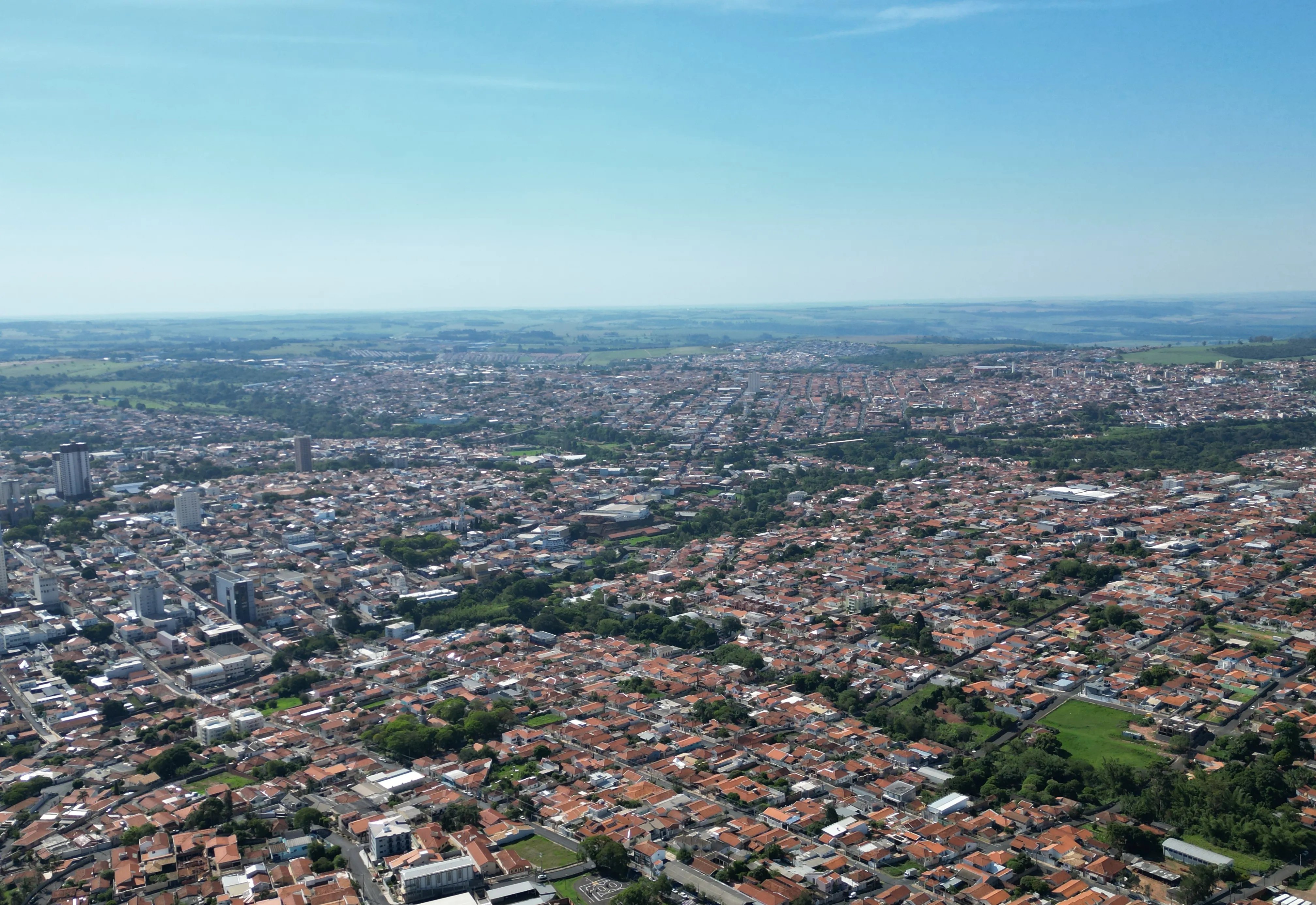 Vista de Botucatu e a Cuesta Paulista ao fundo