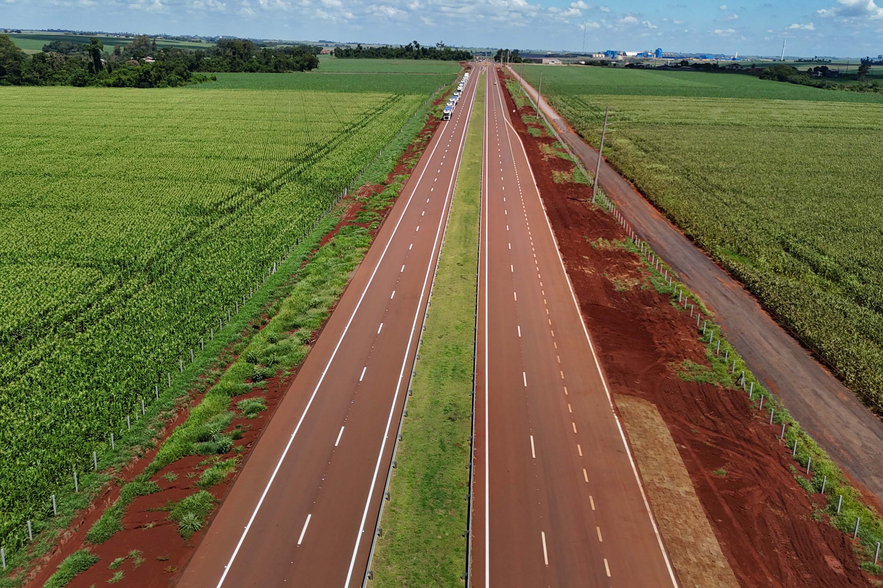 Estrada rural no Oeste do Paraná, com paisagem agrícola — imagem ilustrativa para a vaga de motorista