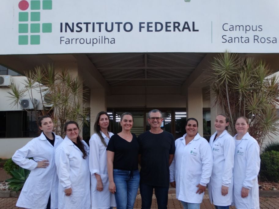 Fachada do Campus Santa Rosa do IFFar com estudantes em atividade acadêmica