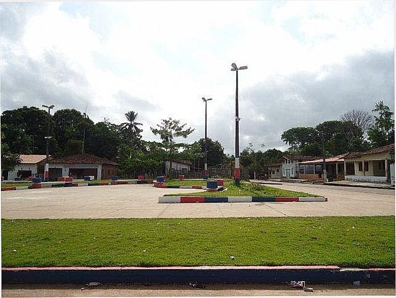 Praça urbana com bancos coloridos, gramado e árvores sob céu nublado, representativa do semiárido piauiense.