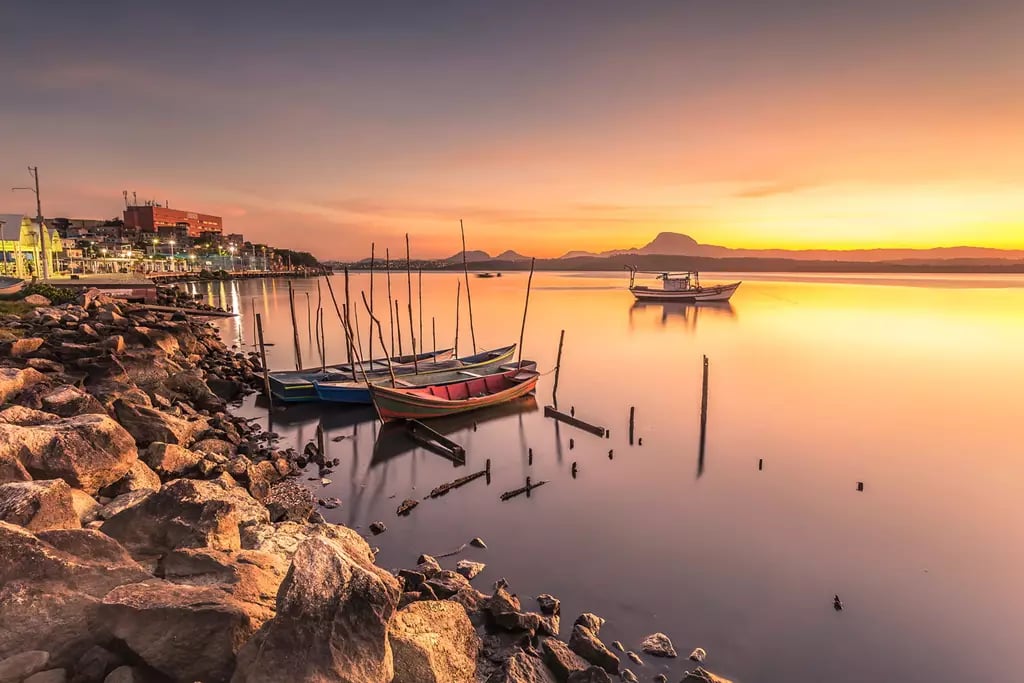 Vitória (ES) ao pôr do sol, com baía e skyline ao fundo