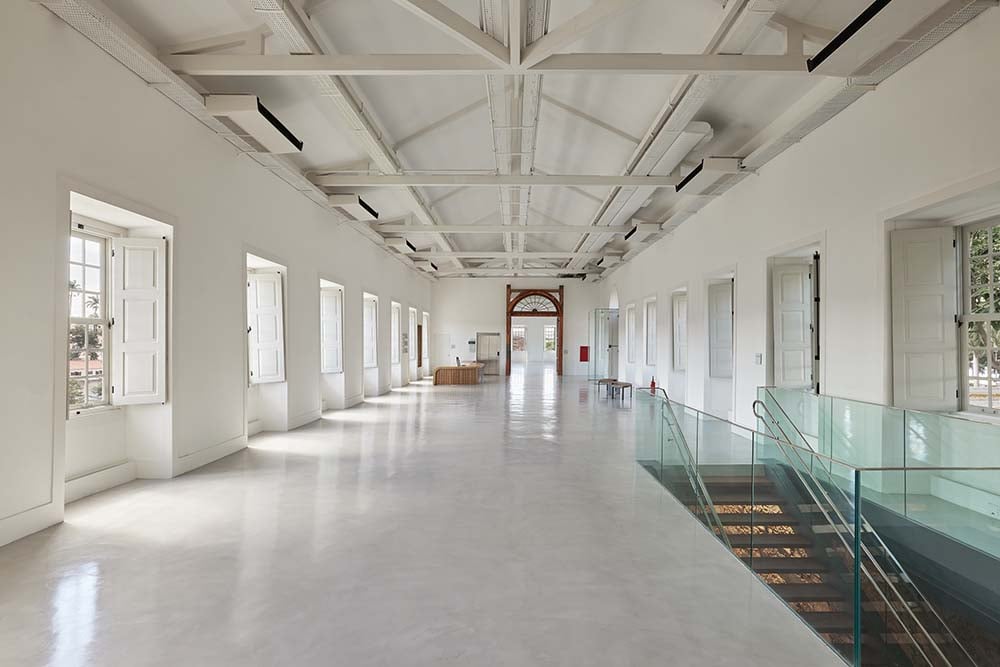Ambiente acadêmico de um Instituto Federal, corredor amplo e iluminado