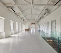 Corredor amplo e iluminado do Instituto Federal de Brasília, Campus Gama