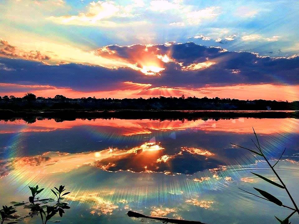 Paisagem do Sul de Minas com morros ao fundo ao pôr do sol