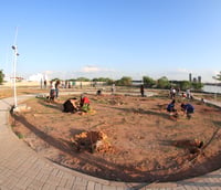 Vista do campus da UNIVASF com prédio moderno e áreas verdes